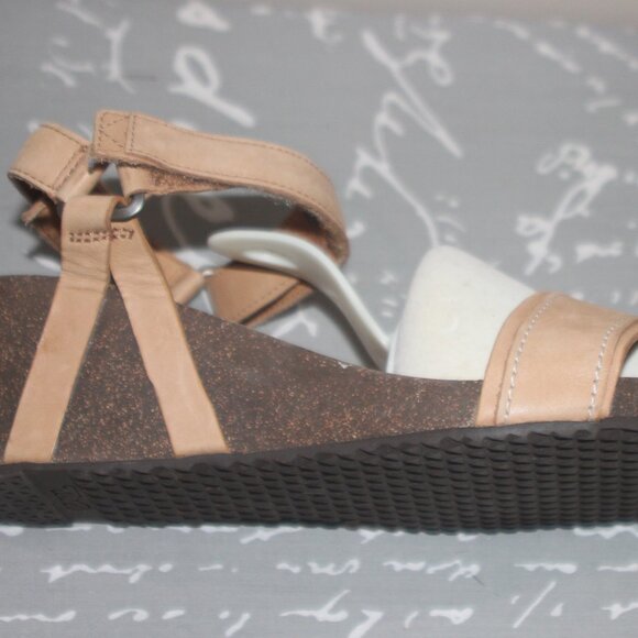 EUC LADIES LEATHER TEVA WEDGE SANDALS - 10 - TAN - Picture 7 of 7